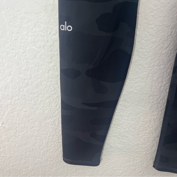 Alo Yoga Camo Highwaist Legging Women’s Small - Picture 11 of 12